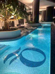 una piscina con un delfino dipinto sopra di Queens wharf Elegant High-Rise Living a Brisbane