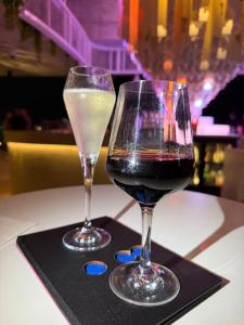 due bicchieri di vino appoggiati su un tovagliolo nero di Queens wharf Elegant High-Rise Living a Brisbane
