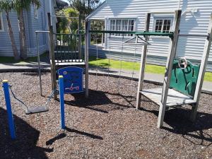 eine Schaukel mit einem Affen darauf in der Unterkunft Blue Penguin - Russell Cottages Collection 2-4 Bedroom in Russell