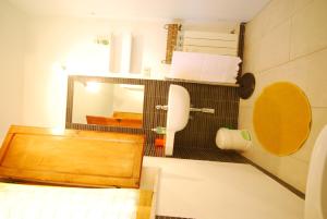 ein Bad mit einem WC und einem Spiegel in der Unterkunft Casina in Gaiole in Chianti