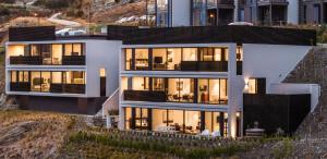 dom na wzgórzu z włączonymi światłami w obiekcie The Bunkers Penthouse-1 Bed w mieście Queenstown