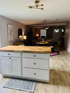 una cucina con piano di lavoro in soggiorno di Charming & Luxe Cottage 3 BR 2 BA a Nederland Altre 13 foto