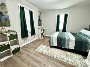 Postel nebo postele na pokoji v ubytování Soothing Greens Color Peaceful 3 BR 1BA Dwelling + 14 fotografií