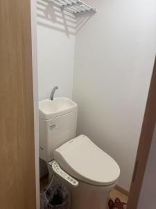 A bathroom at 上野 秋叶原 附近独栋小洋楼 车站步行3分钟 全新装修 家具家电齐全拎包入住 适合家庭和团队 拎包入住 管理员入住同一栋楼共用浴室
