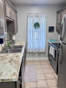 Η κουζίνα ή μικρή κουζίνα στο Comfy 2BR 1BA Apt