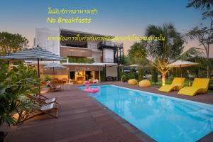 Bazén v ubytování The Modeva Hotel nebo v jeho okolí