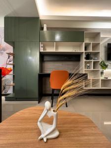 a doll sitting on top of a table in a kitchen at Dpto Home Office - Smart - Piscina - Cowork - Gym in Santa Cruz de la Sierra