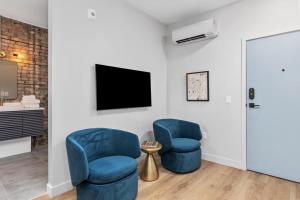 TV a/nebo společenská místnost v ubytování 2 Private King Suites - Walk to Nightlife