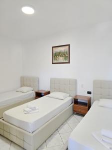 Voodi või voodid majutusasutuse Azure Hotel Dhermi toas