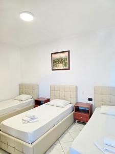 Voodi või voodid majutusasutuse Azure Hotel Dhermi toas