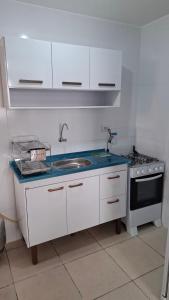 Η κουζίνα ή μικρή κουζίνα στο Apartamento Mobiliado com 2 Quartos em Arcoverde - PE +7 φωτογραφίες