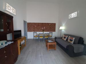 a living room with a couch and a table at Quinta do Maranhão in Lagos