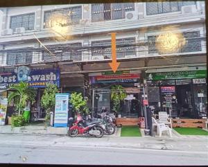 un edificio con motocicletas estacionadas frente a él en Chiang Mai Gate Capsule Hostel, en Chiang Mai