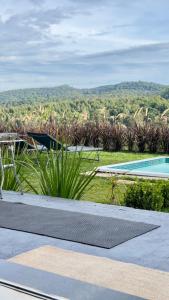 a resort with a pool and a view of the mountains at Villagio vilas boas Monte Verde in Camanducaia