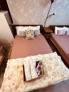 Una pequeña habitación con una cama con una bandeja de toallas. en The Bella Ueno, en Tokio