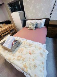 un dormitorio con una cama en una habitación en The Bella Ueno, en Tokio