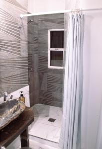 un baño con ducha y lavabo en Magic dreams san telmo, en Buenos Aires