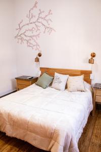 Un dormitorio con una gran cama blanca con dos almohadas. en Magic dreams san telmo, en Buenos Aires 11 fotos más
