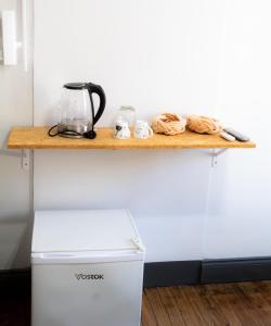 Una encimera de madera con una licuadora encima de un refrigerador. en Magic dreams san telmo, en Buenos Aires