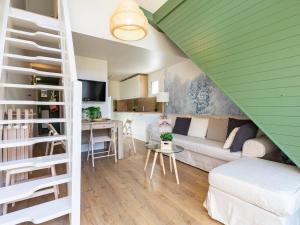 a living room with a couch and a table at Duplex Rénové à Saint-Lary-Soulan, 4 Pers, Proche Téléphérique - FR-1-296-515 in Saint-Lary-Soulan