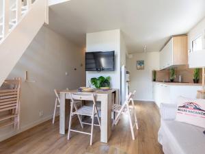 a kitchen and dining room with a table and chairs at Duplex Rénové à Saint-Lary-Soulan, 4 Pers, Proche Téléphérique - FR-1-296-515 in Saint-Lary-Soulan