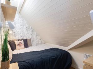 a room with a bed in a attic at Duplex Rénové à Saint-Lary-Soulan, 4 Pers, Proche Téléphérique - FR-1-296-515 in Saint-Lary-Soulan