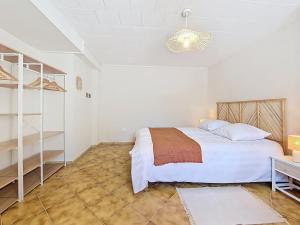a white bedroom with a bed and a ladder at Rez de villa de charme à Montauroux près du lac Saint-Cassien, 2 chambres, jardin privatif - FR-1-779-16 in Montauroux