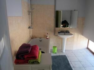ein Badezimmer mit Badewanne und Waschbecken in der Unterkunft Séjour paisible dans la campagne de Mont-l'Étroit, proche de sites historiques - FR-1-584-381 in Mont-lʼÉtroit