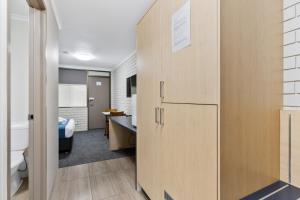 MorayfieldMorayfield Tavern的客房设有带水槽的浴室和书桌