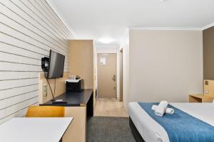 MorayfieldMorayfield Tavern的一间带床和电视的酒店房间