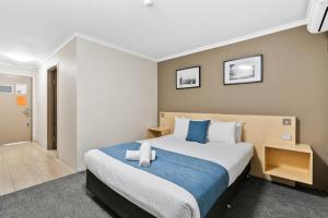 MorayfieldMorayfield Tavern的一间卧室配有一张带蓝白色床单的大床