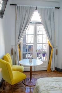 una habitación con una mesa y una silla y una ventana en Magic dreams san telmo, en Buenos Aires