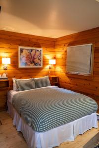 Ένα ή περισσότερα κρεβάτια σε δωμάτιο στο Across the Creek Cabins