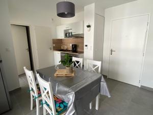 jadalnia ze stołem i krzesłami w kuchni w obiekcie Superbe T2 Climatisé avec Terrasse - 4 Pers, Ascenseur, Parking Privé, à 400m de la Plage - FR-1-727-15 w mieście Port Leucate
