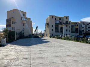 pusta ulica przed niektórymi budynkami apartamentowymi w obiekcie Superbe T2 Climatisé avec Terrasse - 4 Pers, Ascenseur, Parking Privé, à 400m de la Plage - FR-1-727-15 w mieście Port Leucate