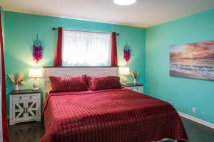 une chambre avec un lit avec une couette rouge et une fenêtre dans l'établissement Little Paris- In Affluent University HTS, à University Heights