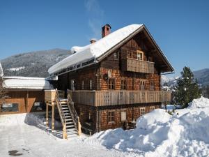 Sprawling Mansion near Ski Area in Salzburg v zimě