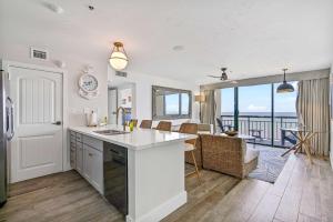 cocina y sala de estar con vistas al océano en Newly Renovated San Luis Resort luxury condo, en Galveston 34 fotos más
