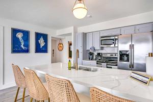 una cocina con una gran mesa blanca y sillas en Newly Renovated San Luis Resort luxury condo, en Galveston