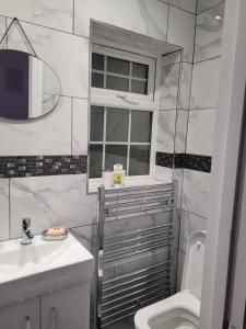 Vannituba majutusasutuses Boardlands House 3 Bed home