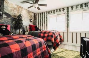 En eller flere senge i et værelse på Smoky Mountain Luxurious Serenity + 13 billeder