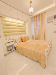 2BR Condo with Free Pool Access and Wifi客房内的一张或多张床位