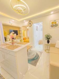 2BR Condo with Free Pool Access and Wifi的休息区