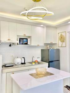 2BR Condo with Free Pool Access and Wifi的厨房或小厨房