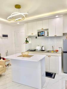 2BR Condo with Free Pool Access and Wifi的厨房或小厨房