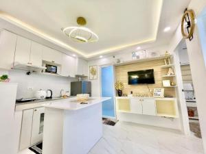 2BR Condo with Free Pool Access and Wifi的厨房或小厨房