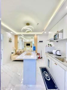 2BR Condo with Free Pool Access and Wifi的厨房或小厨房