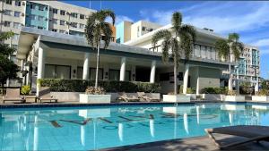 2BR Condo with Free Pool Access and Wifi内部或周边的泳池
