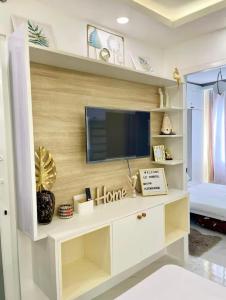 2BR Condo with Free Pool Access and Wifi的电视和/或娱乐中心