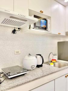 2BR Condo with Free Pool Access and Wifi的厨房或小厨房